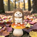 Ceramiczna Figurka Jesienna Leśne Zwierzątko na Grzybku 12cm