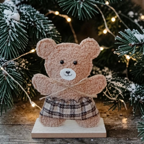 Figurka Dekoracyjna Miś na Podstawce 16cm - 3 wzory