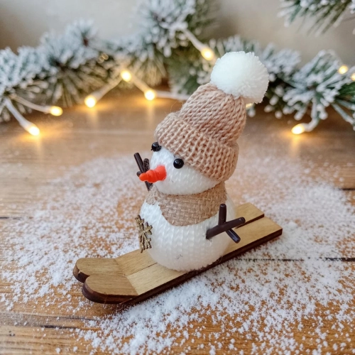 Figurka Świąteczna Bałwanek na Nartach 10cm 